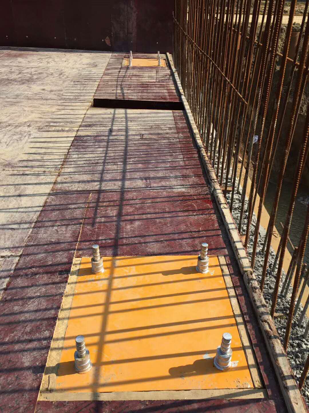 1586308908344632.jpg 盆式支座安裝2.jpg